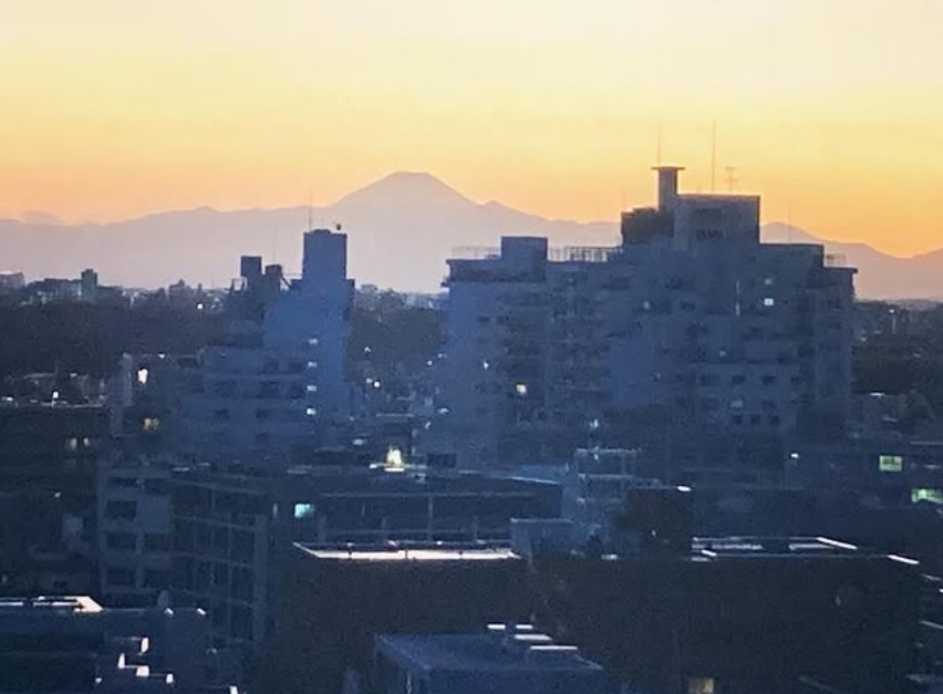 東京バースクリニックの病室から見える夕焼けと富士山