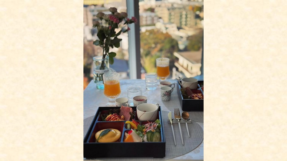 朝の光に包まれる、優雅なモーニング ✨