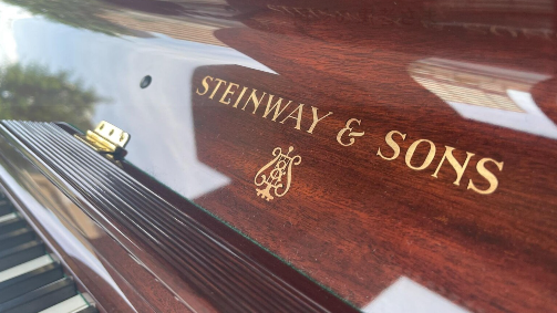 やわらかな光と音楽。ピアニストによる生演奏が響く、東京バースクリニックの外来ラウンジ&CAFEの雰囲気をご紹介いたします😊🌷