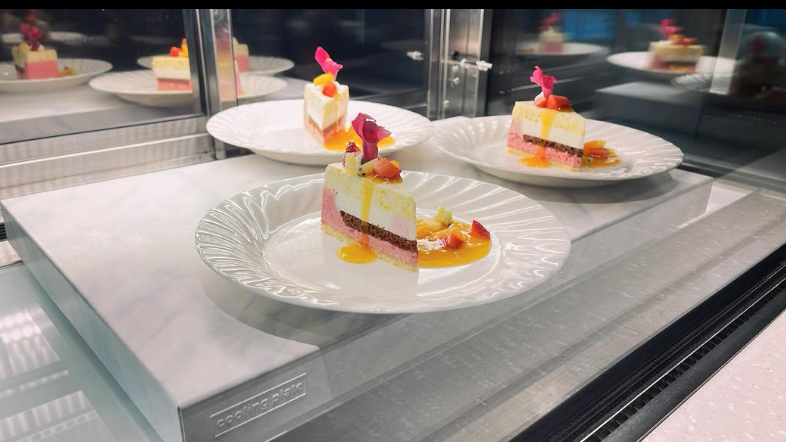 “Tropical Elegance”マンゴー・ココナッツ・ラズベリーのムースパッションフルーツソース添え🥭✨